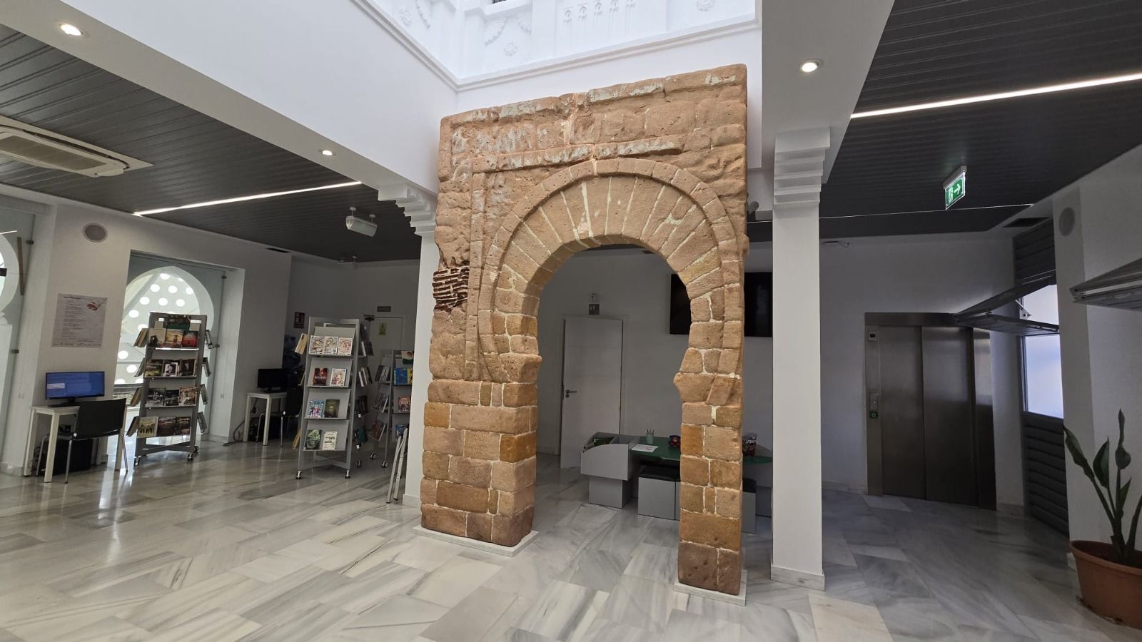 La réplica de la Puerta Califal en 3D ya se encuentra en el Centro Cultural de la Estación del Ferrocarril